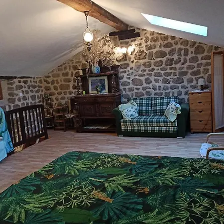 Le Rocher Du Chateau De Retourtour Nyaraló Lamastre